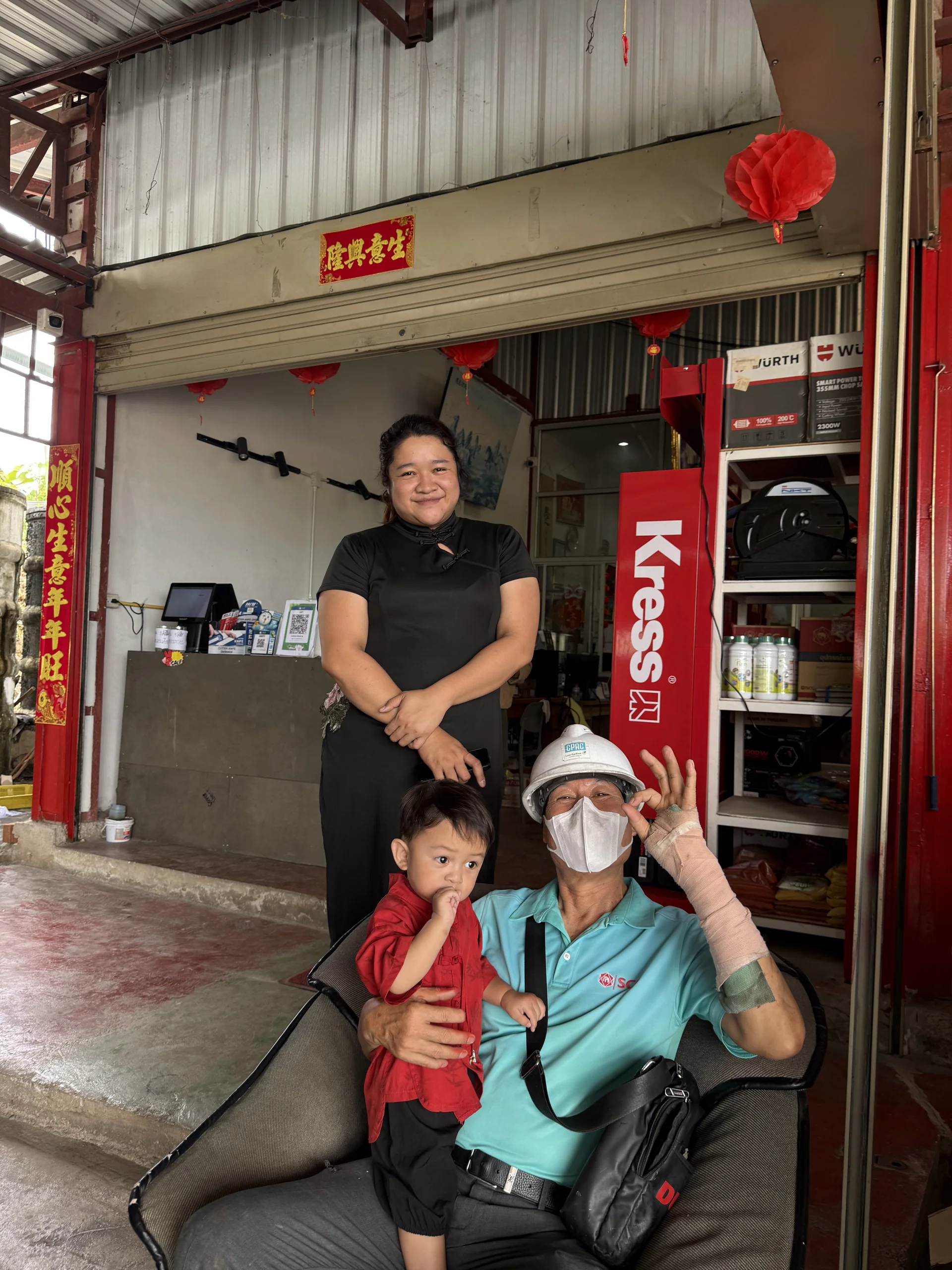 เจ้าของร้าน ภรรยา และลูก — ธงชัยพาณิชย์ปาย